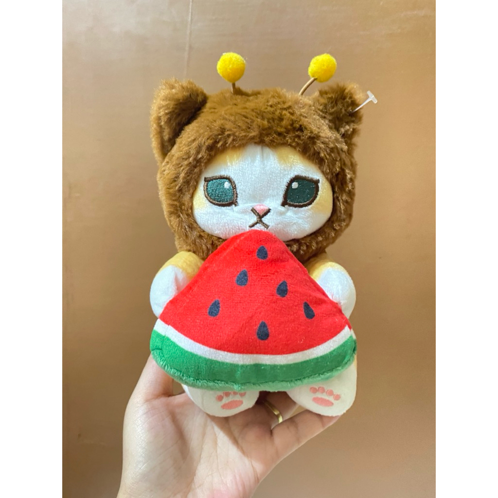 Boneka Karakter Mofusand Pegang Semangka size 19cm Original / Boneka Mofusand Kostum Lebah Pegang Se