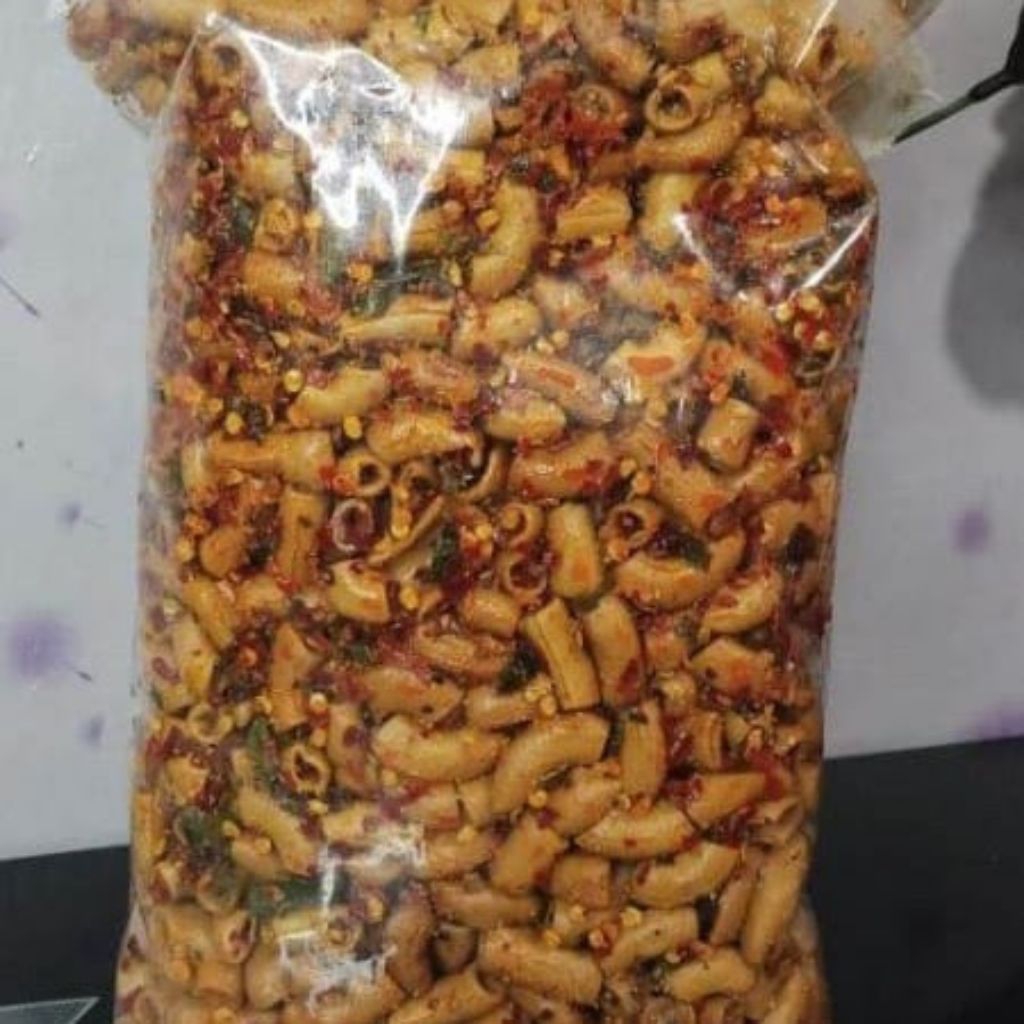 

Makaroni kriuk pedas gurih aroma daun jeruk kemasan 250 gran
