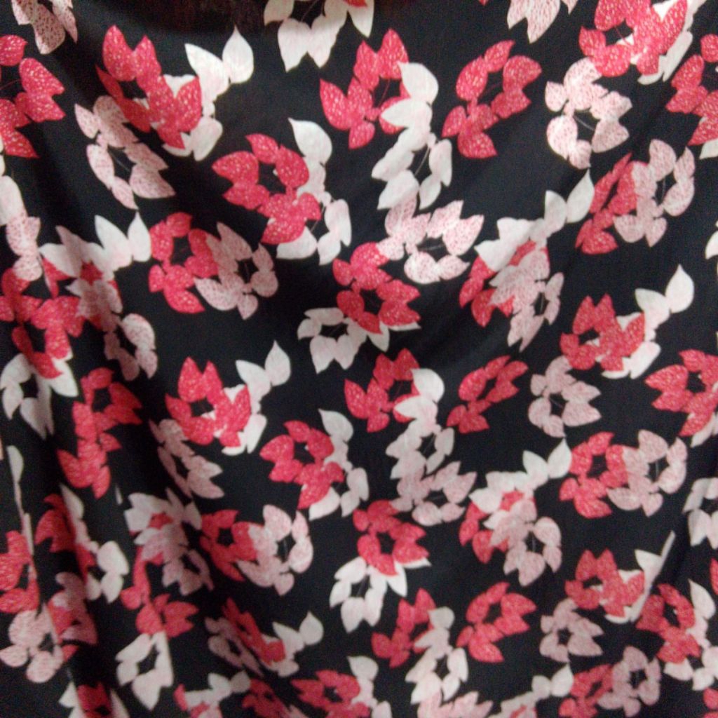 Kain Moscrepe Motif Bunga Merah Putih Elegan - Bahan Soft dan Nyaman (Harga Kain Per½ Meter)