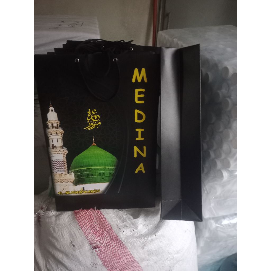 

paper bag tali glossy bahan tebal kualitas terjaga , kemasan oleh2 haji dan umrah ukuran 30x40cm/pcs