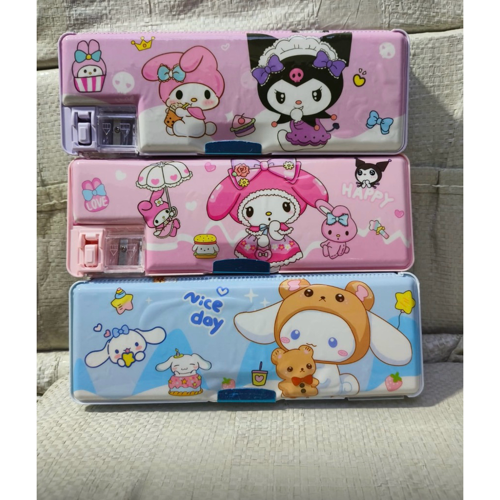 

Kotak Pensil Magnet Karakter 2 Sisi / Tempat Pensil Magnet Karakter Dengan Rautan Mini / Pensil Case Sanrio Kuromi