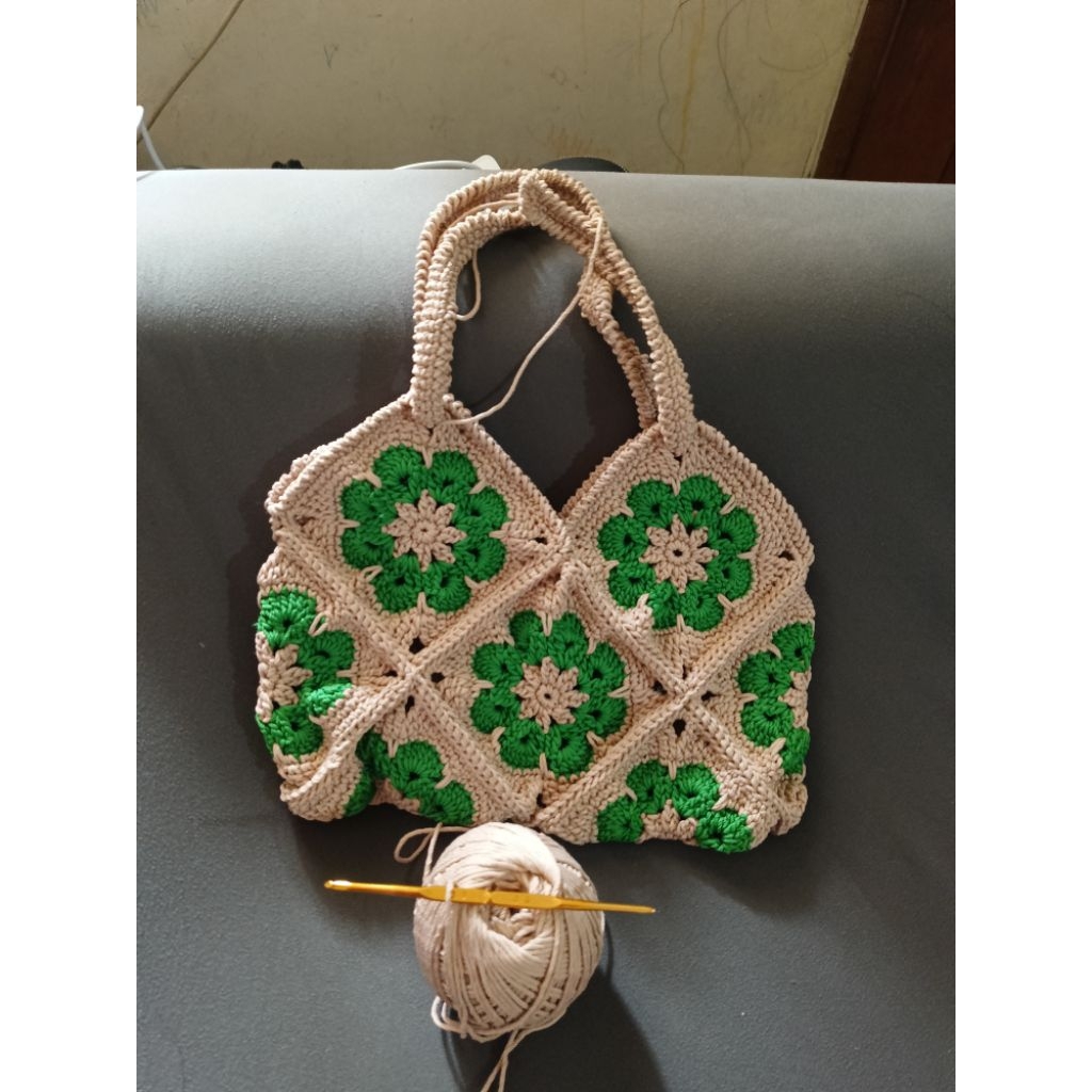 tas rajut granny square