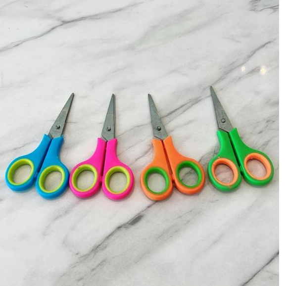 

Gunting Premium Estika Fox Ukuran Small 12cm - Per Pcs Warna Random