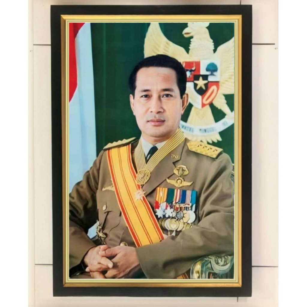 hiasan dinding poster jendral Soeharto plus bingkai ukuran 53×35