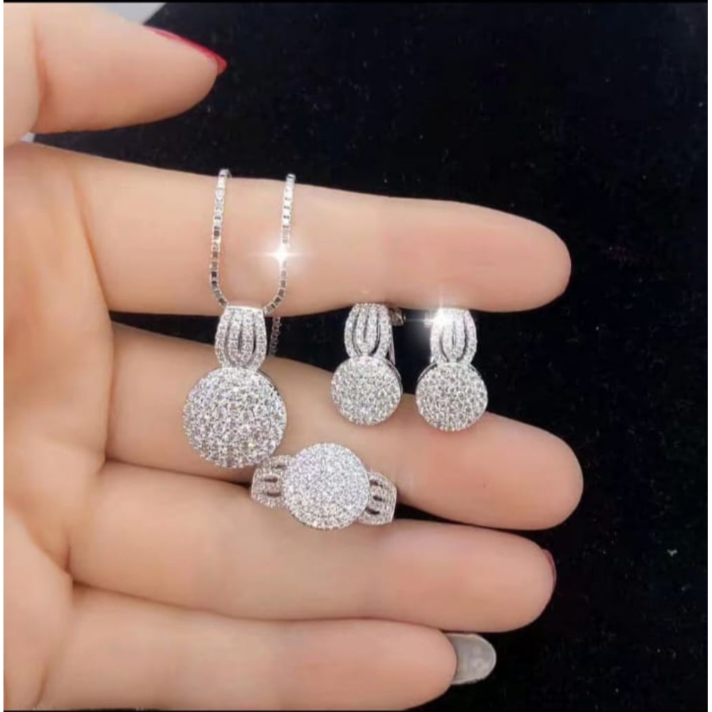 satu set perhiasan wanita berlian permatah putih elegan