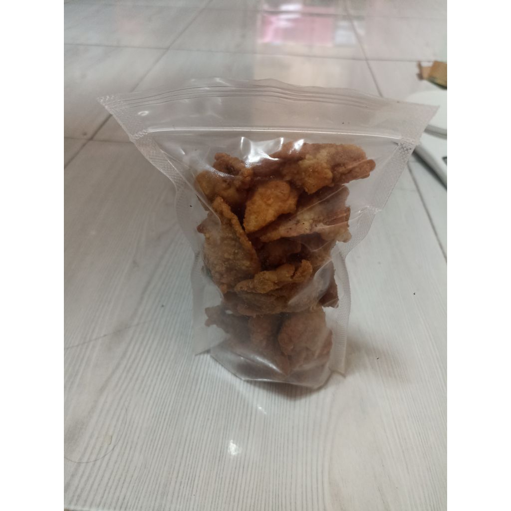 

Kripik kulit ayam crispy 100 Gram/ Crispy Kulit ayam Pedas daun jeruk SS snack / Cemilan / Makanan