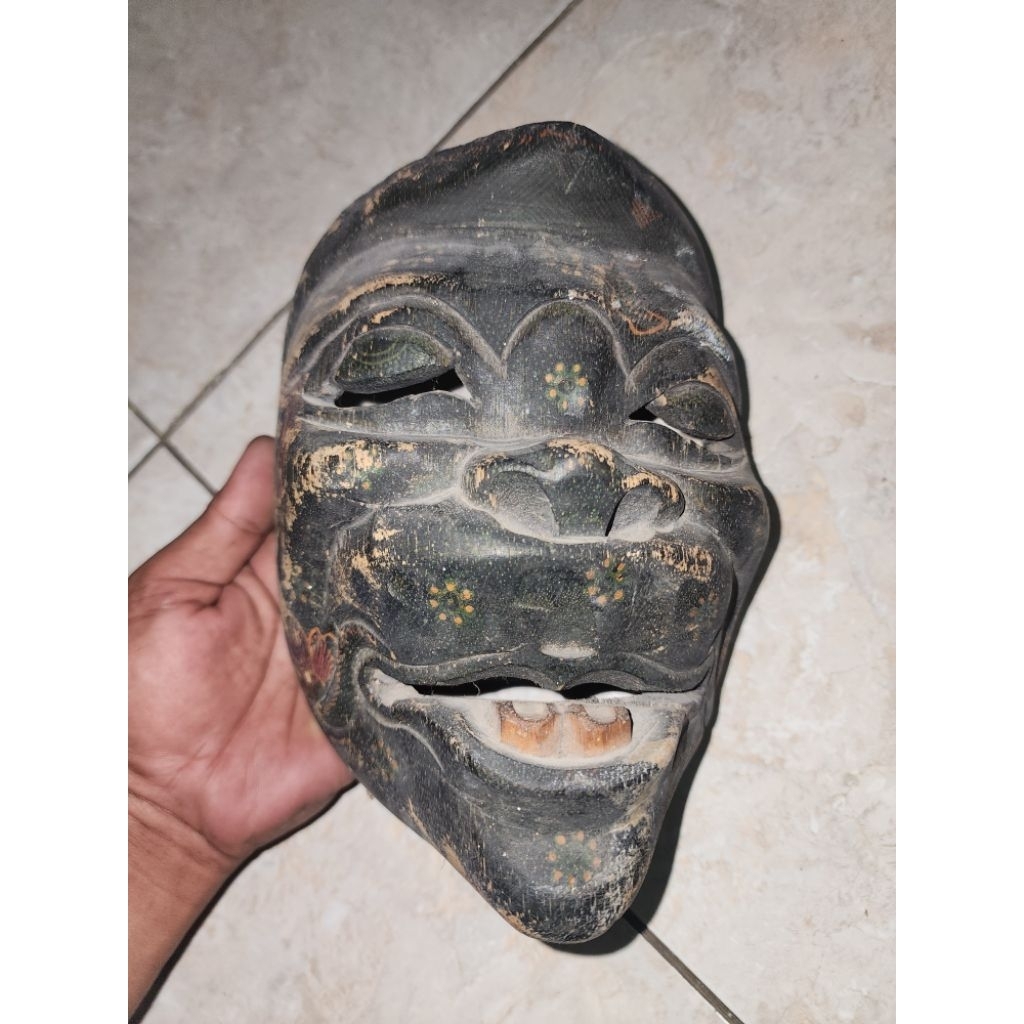 pajangan topeng jadul antik dari kayu peninggalan mbah
