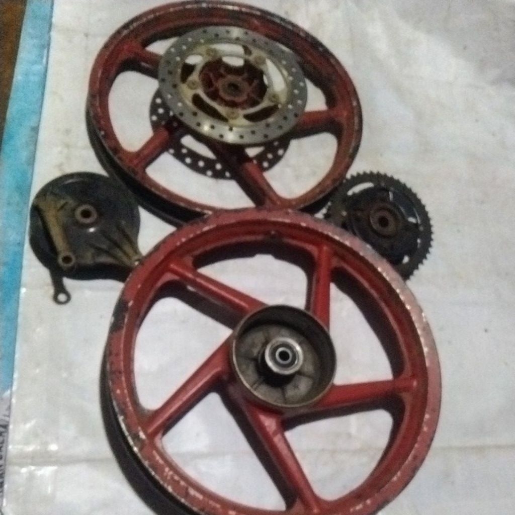 velg original bajaj Pulsar 135ls komplit