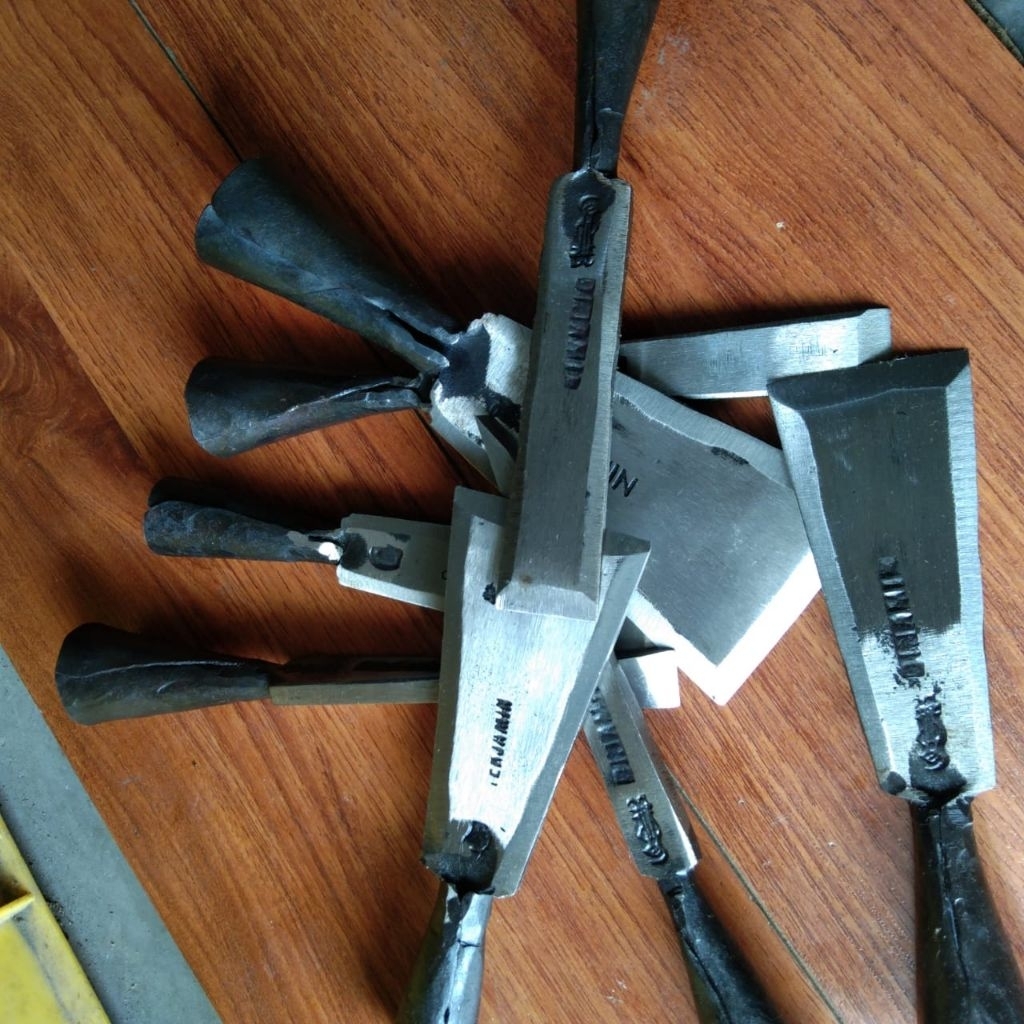 PAHAT KAYU TATAH BOBOK CAP WAYANG BAHAN BAJA PER SATU SET