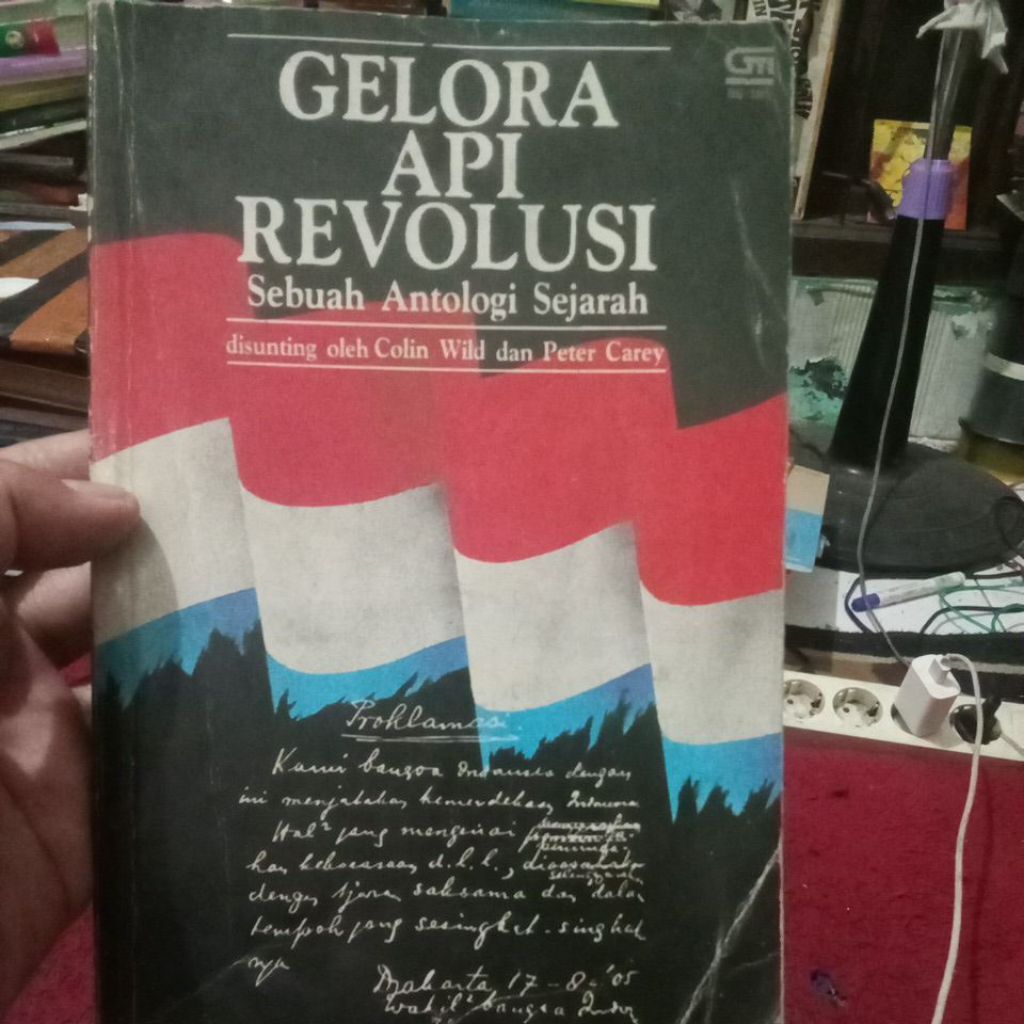 buku Gelora api revolusi by Colin Wild