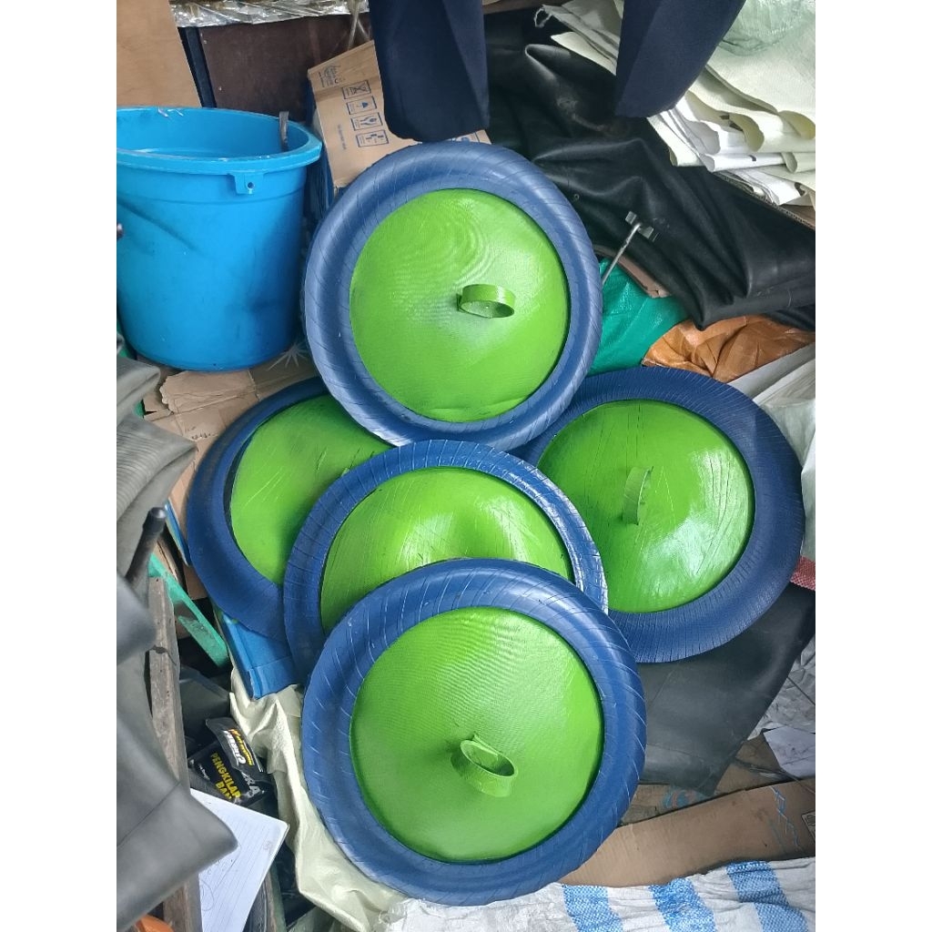 Tutup tempat sampah dari karet ban