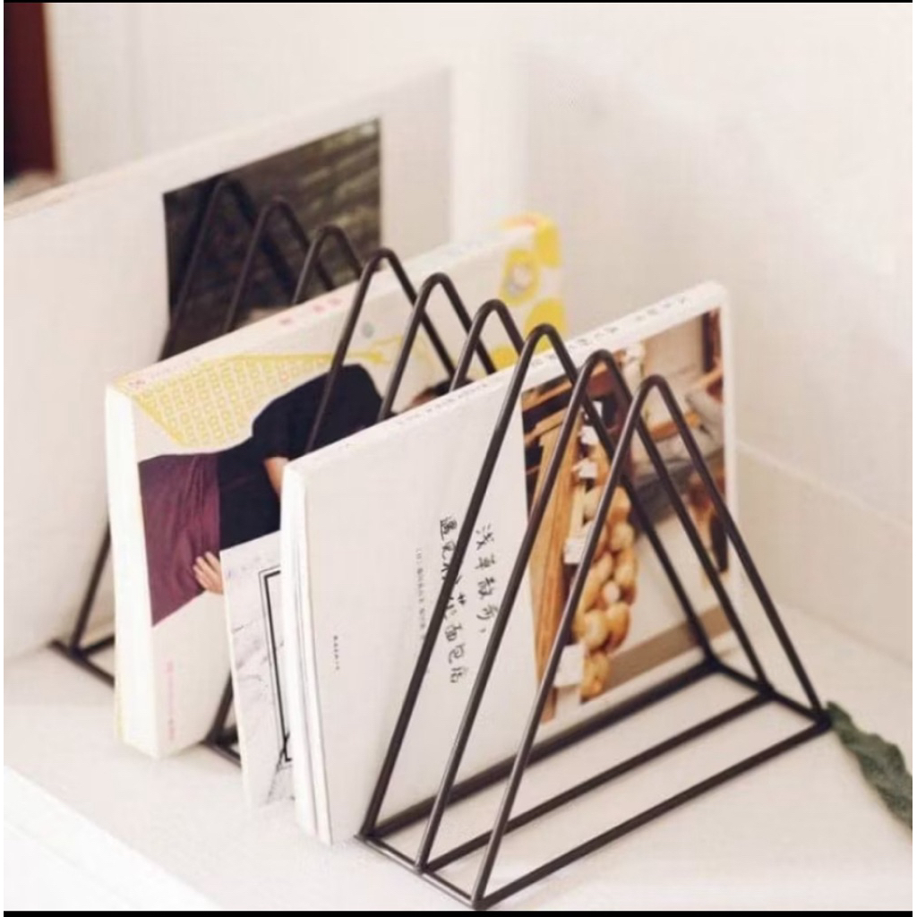 

PEMBATAS BUKU MINIMALIS/TRIANGLE BOOKSHELF