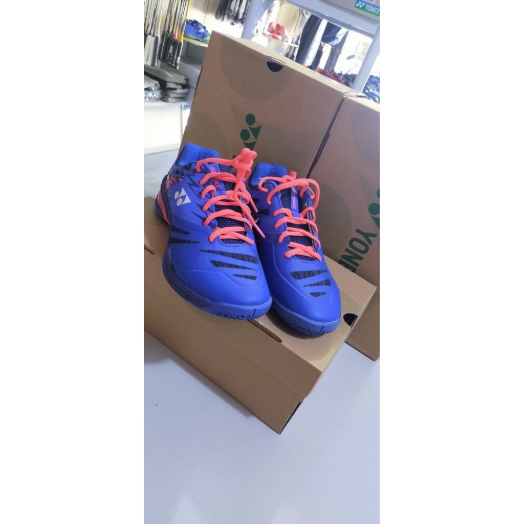 Sepatu yonex SHB 57 biru original power cushion.