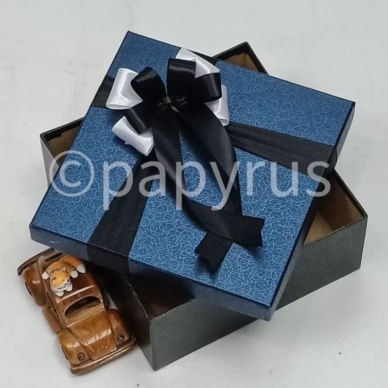 

PAPYRUS Kombinasi 22,5x22,5 Tinggi 8cm Kotak Kado Gift Box Hardbox Hampers Hadiah V1
