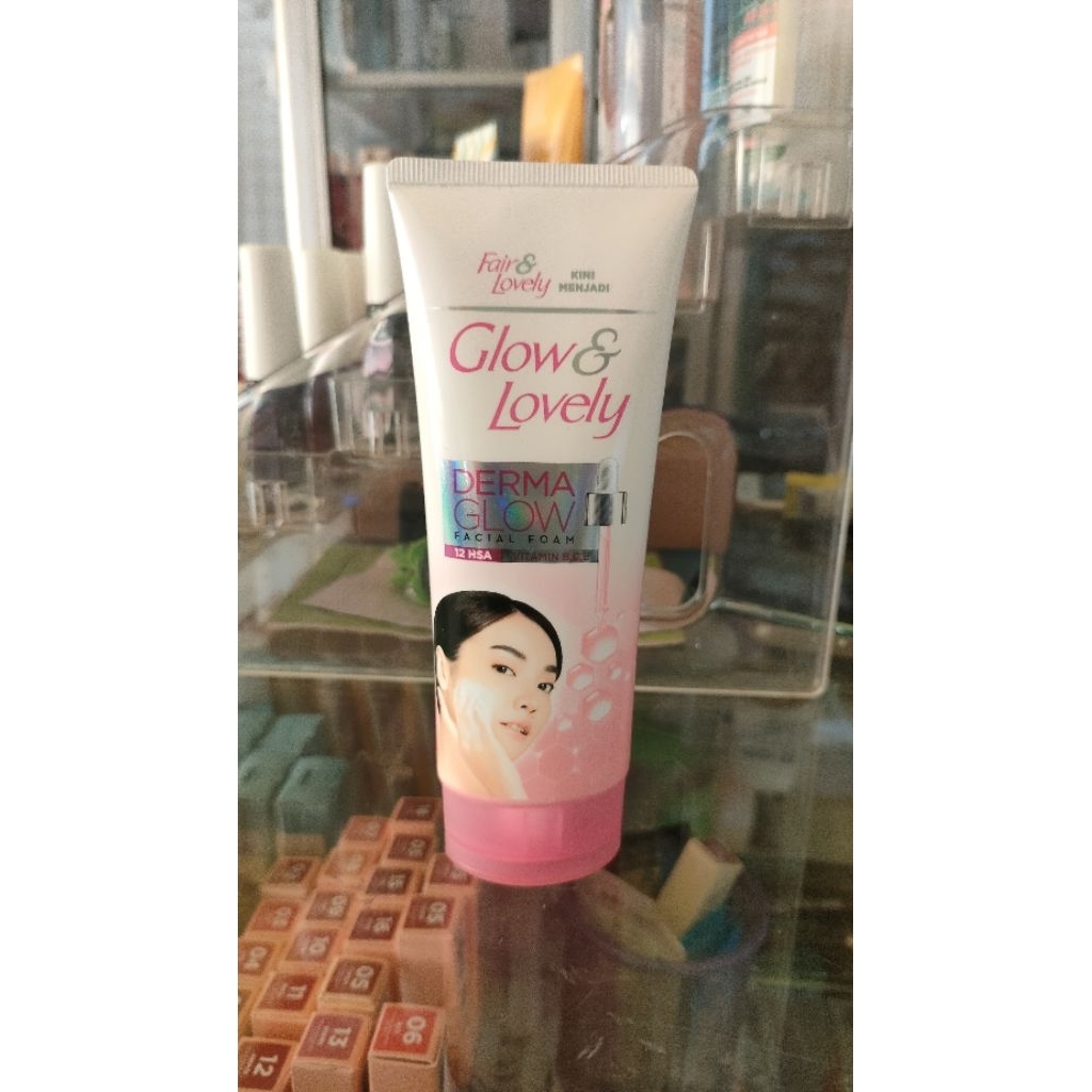 Glow and lovely derma glow facial foam 100gr