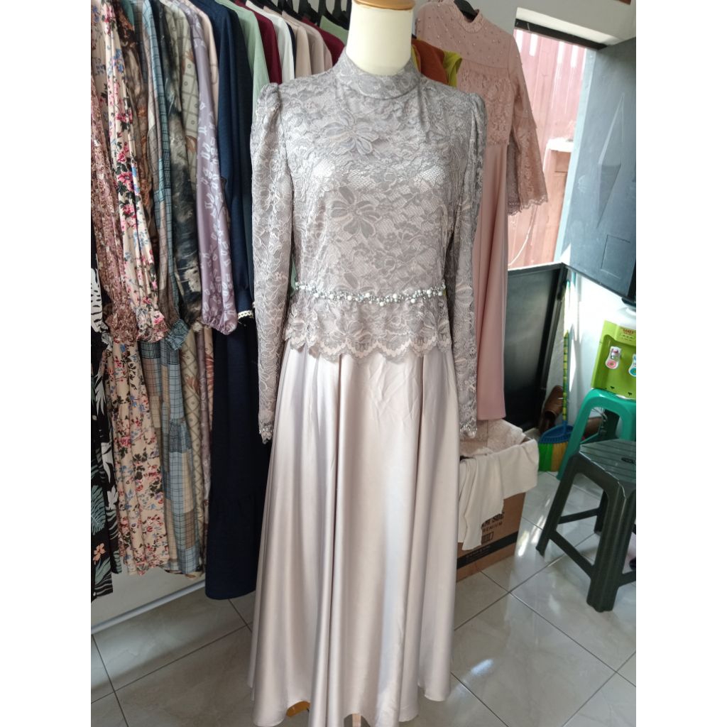 dress brukat abu silver