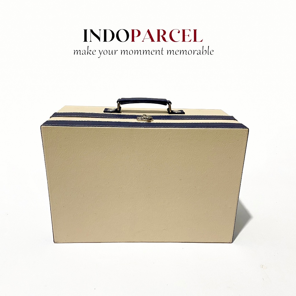 

Indoparcel - Tas Gift Box Koper Kotak Variasi Tutup Lancip Kombinasi Warna Tas Hantaran Serbaguna Tas Box Hampers Bentuk Koper Antik Full Sintetis Gift Box Acara Ulang Tahun Box Parcel Acara Hari Jadi Terbaru