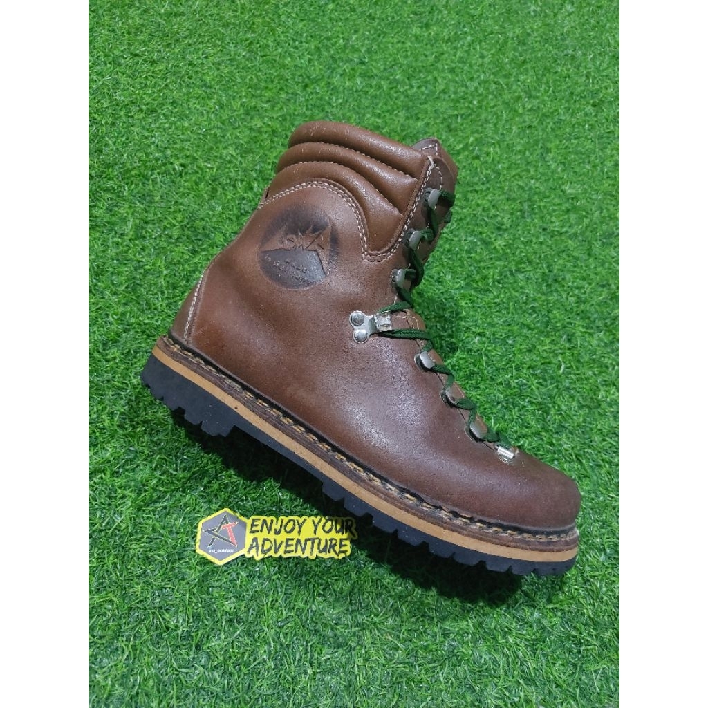sepatu gunung trekking lowa size 39