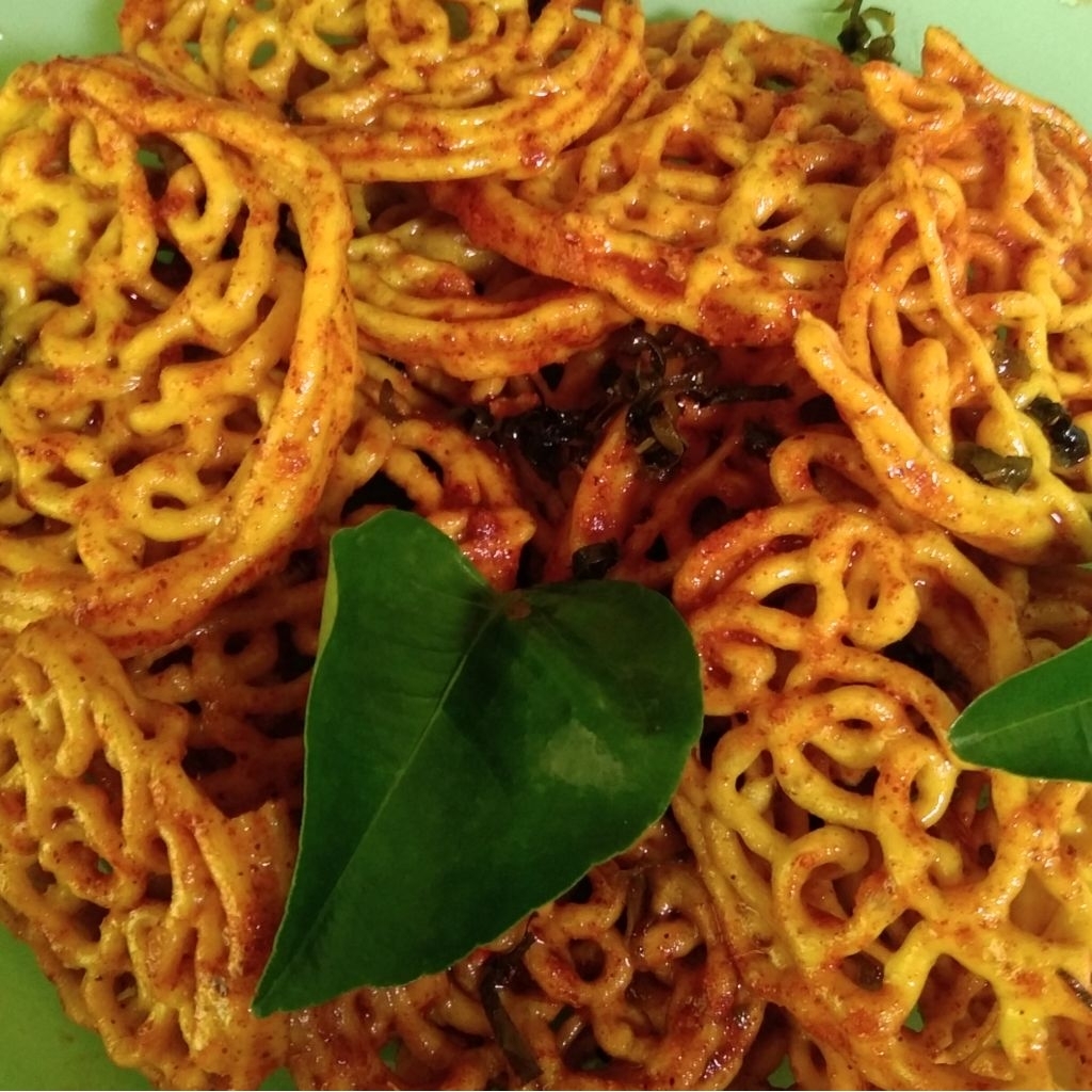 

Seblak kring Krupuk Mie Pedas Manis daun jeruk 250g/500g Seblak Bantet Mang Galing