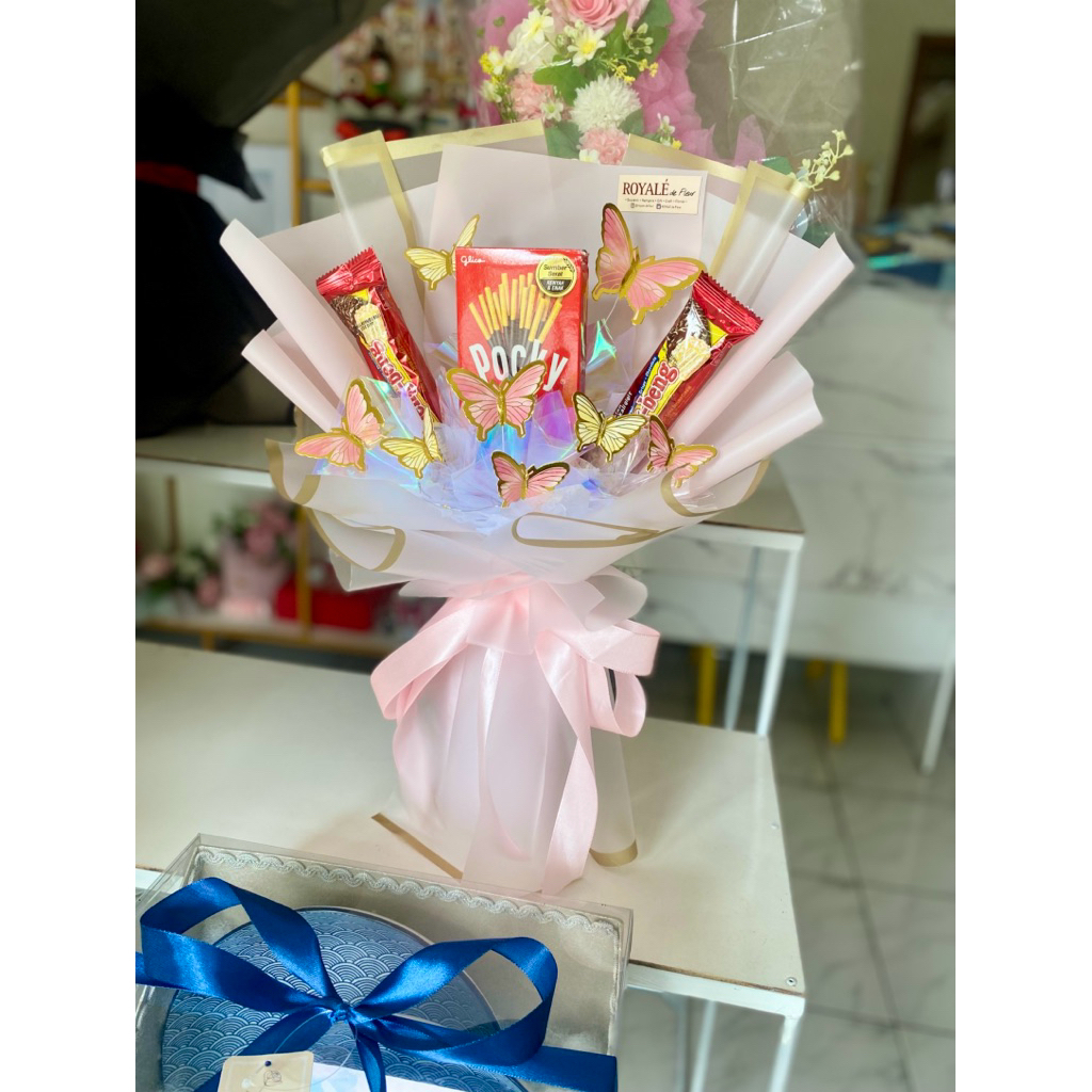 

Buket Pocky Kupu Kupu Besar 40x30 cm FREE PACKING KARDUS / Buket Snack Murah / Buket Murah / Kado Ultah Murah / Buket Wisuda Murah / Buket Boneka Murah/ Buket Wisuda Besar / / bucket murah / bucket boneka / bucket wisuda / bucket snack