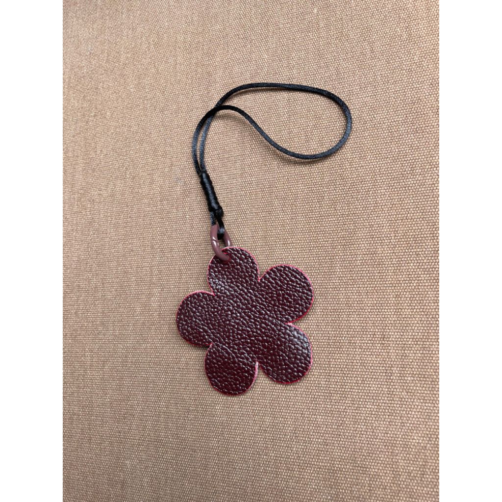 Maroon Flower / gantungan tas / Gantungan Kulit Asli