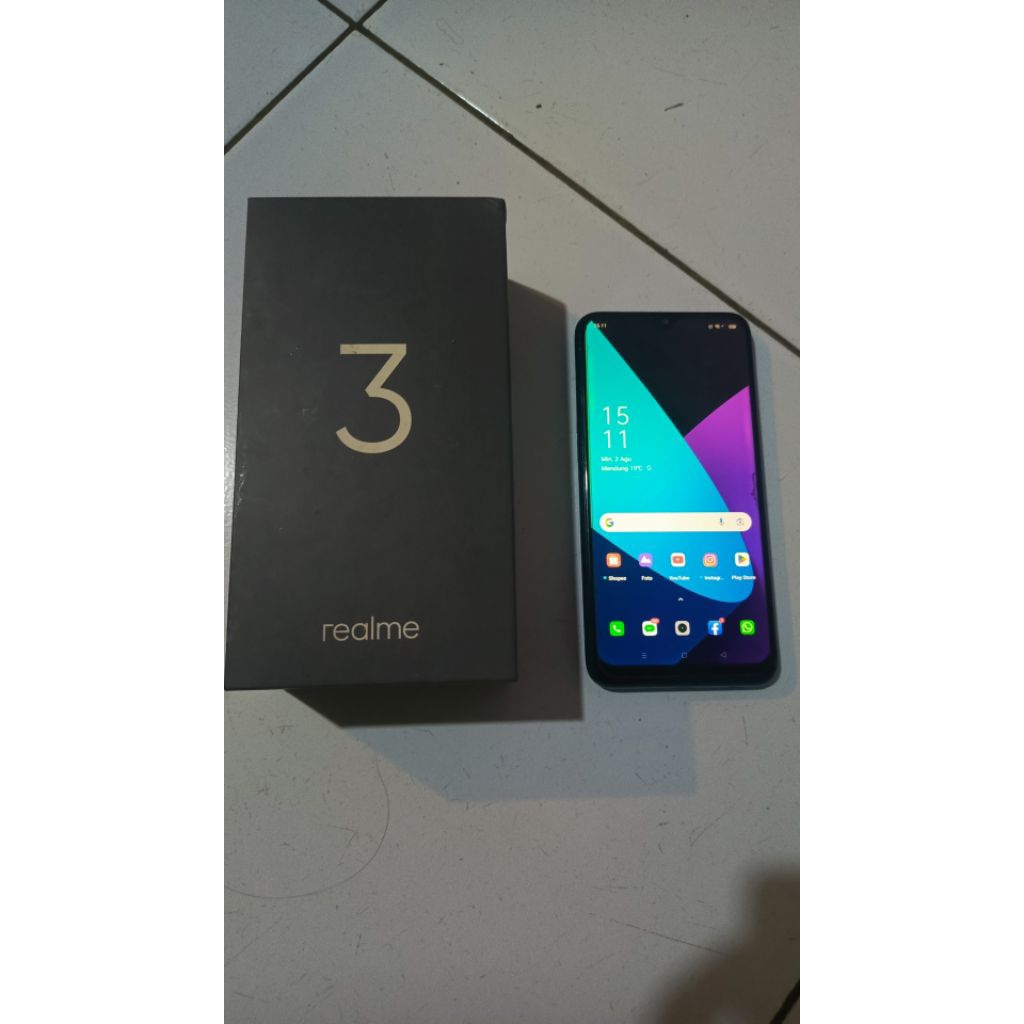 realme 3 ram 4/64  hp second minus noda hitam pojok kanan atas