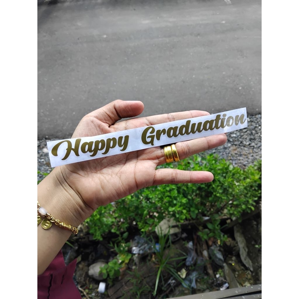 

CUTTING STIKER PITA UNTUK ROUND BUKET HAPPY GRADUATION, BRITHDAY, ANNIVERSARY, ENGAGEMENT TUNANGAN, I LOVE YOU, CONGRATULATION