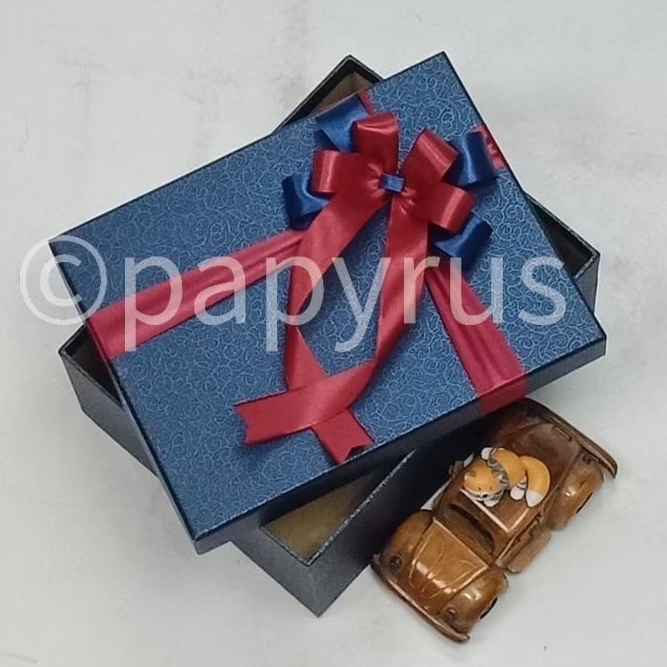 

PAPYRUS 17,5x22,5 Tinggi 5cm Kotak Kado Gift Box Hardbox Hampers Hadiah V2