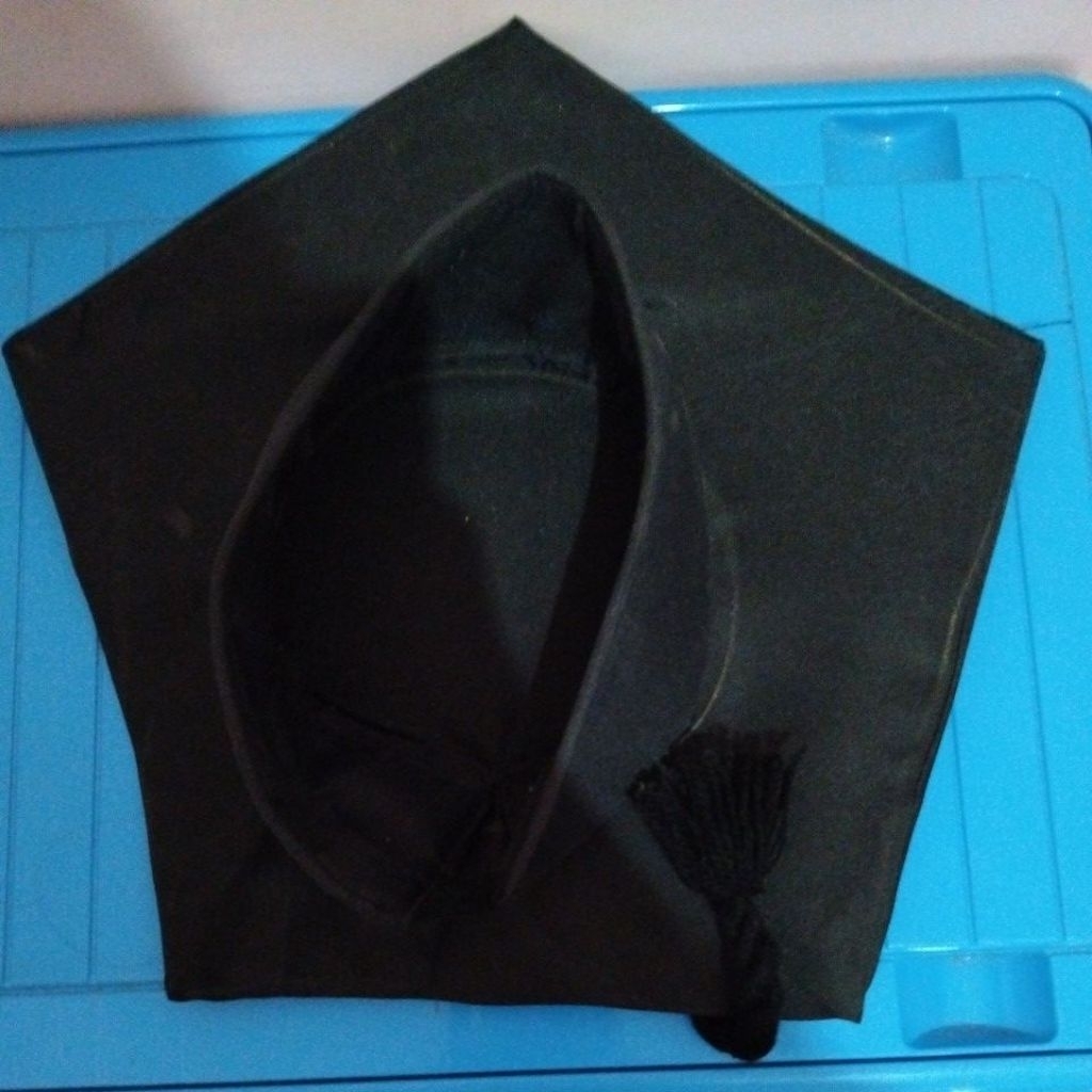 Preloved topi toga wisuda tali hitam