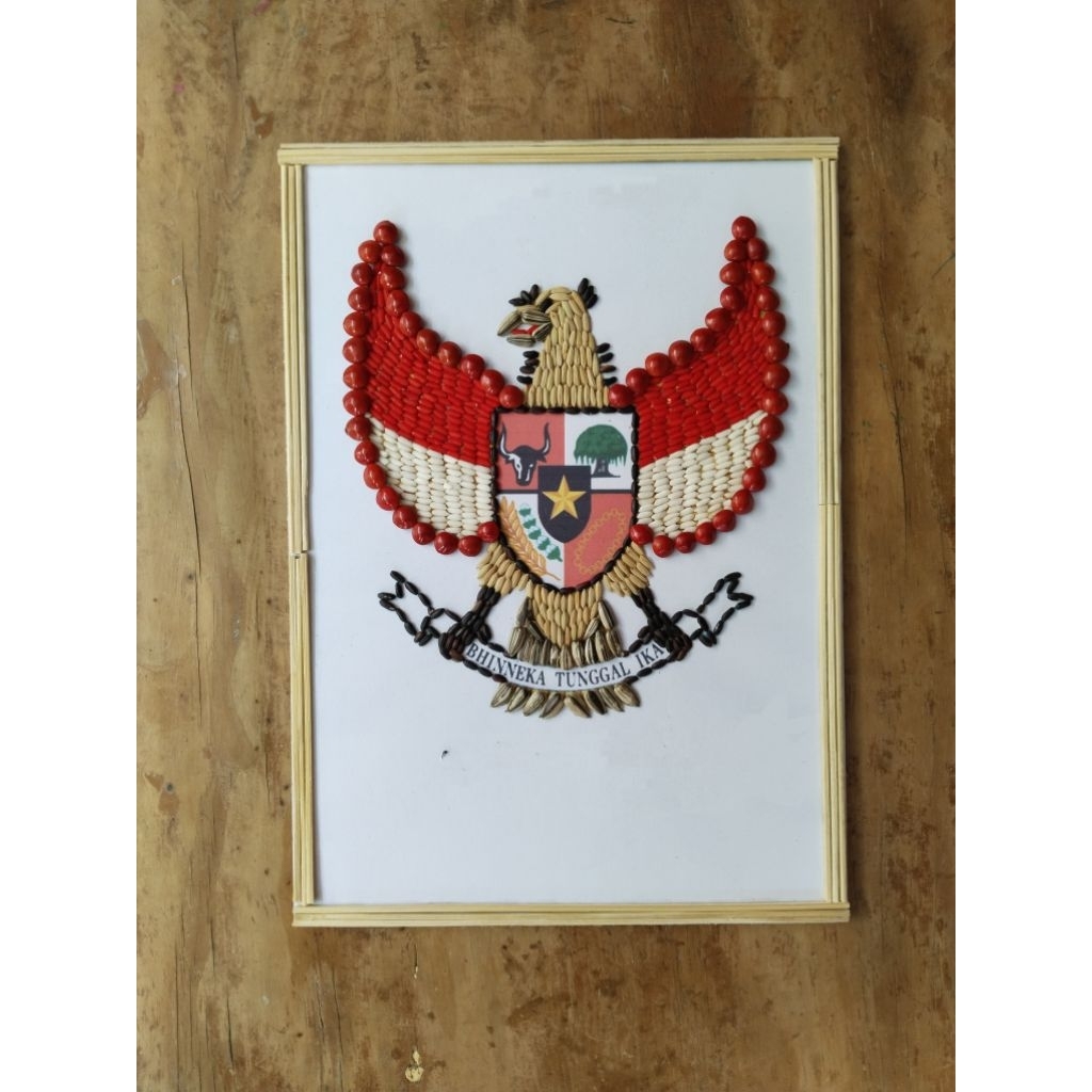 kolase biji bijian garuda Indonesia bingkai lidi