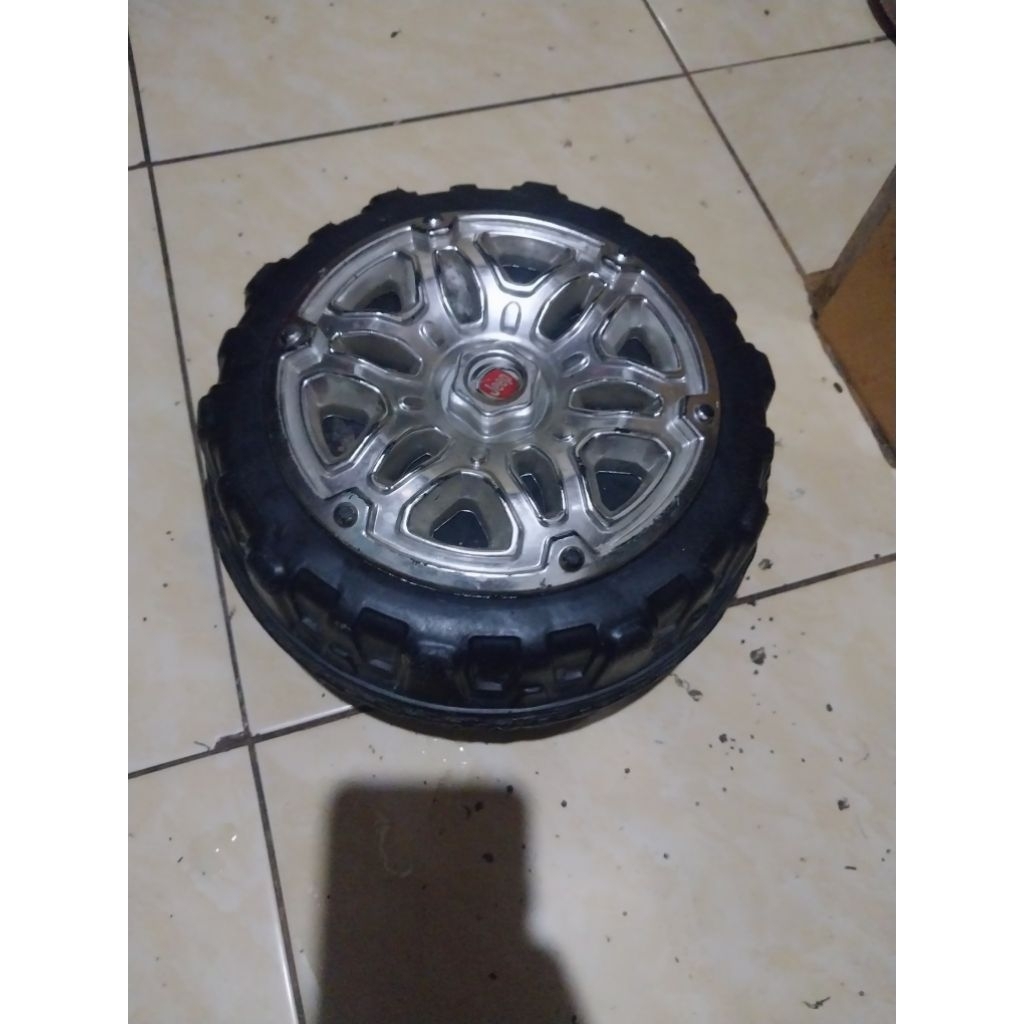 ban plastik mobilan aki anak