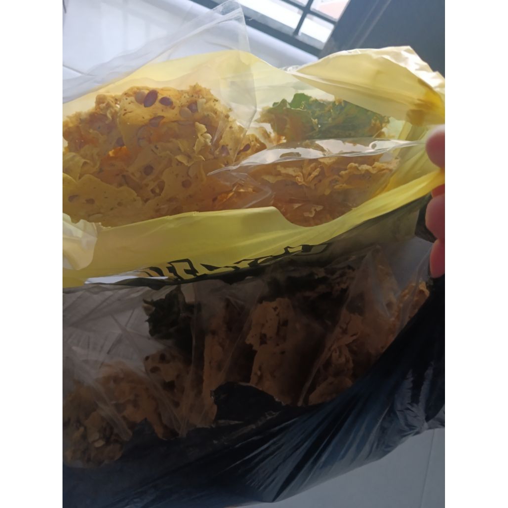 

Peyek kacang, ikan tri, sayur bayam, rinuak