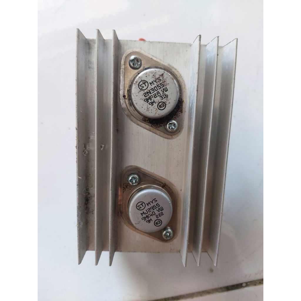 kit power ampli jadi.pakek jengkol 1 set.bekas suara normal.kit pakek merek gm