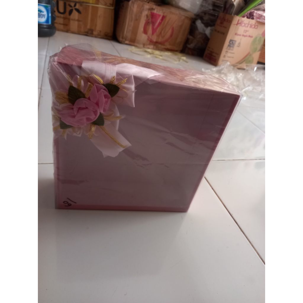 

box kue press mika pink 25 x 25 x 8 cm