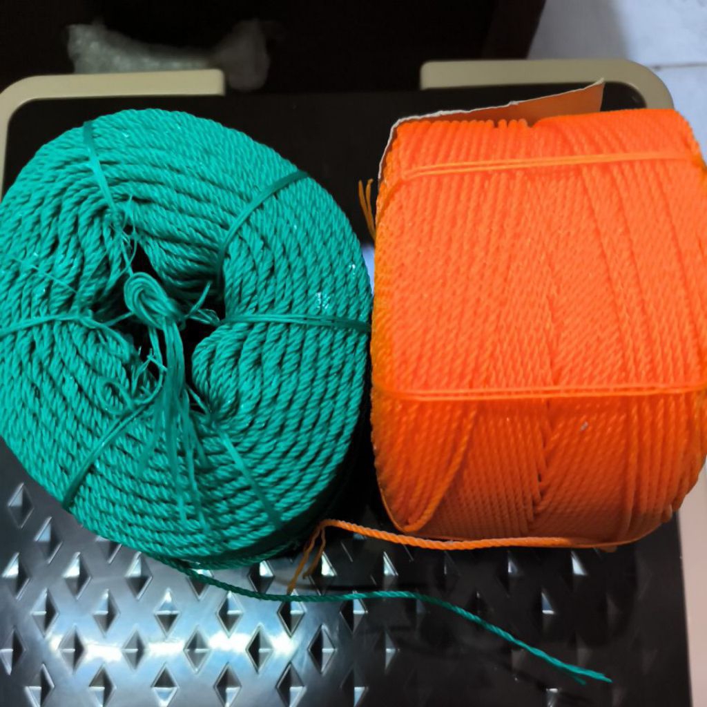 

Tali Tambang 2 mm (1roll 300 gram) warna Random harga per roll tali bangunan