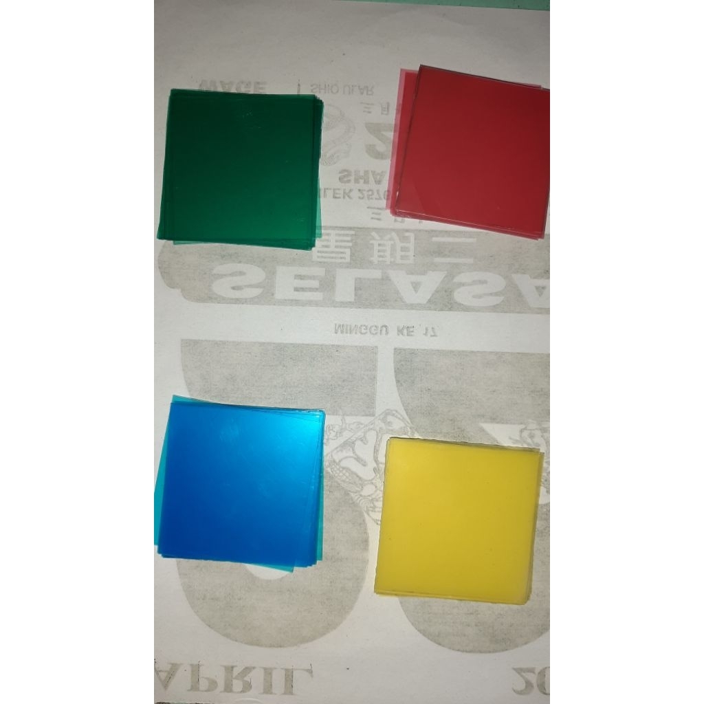 

Kertas mika 5×5cm warna merah, hijau, kuning dan biru