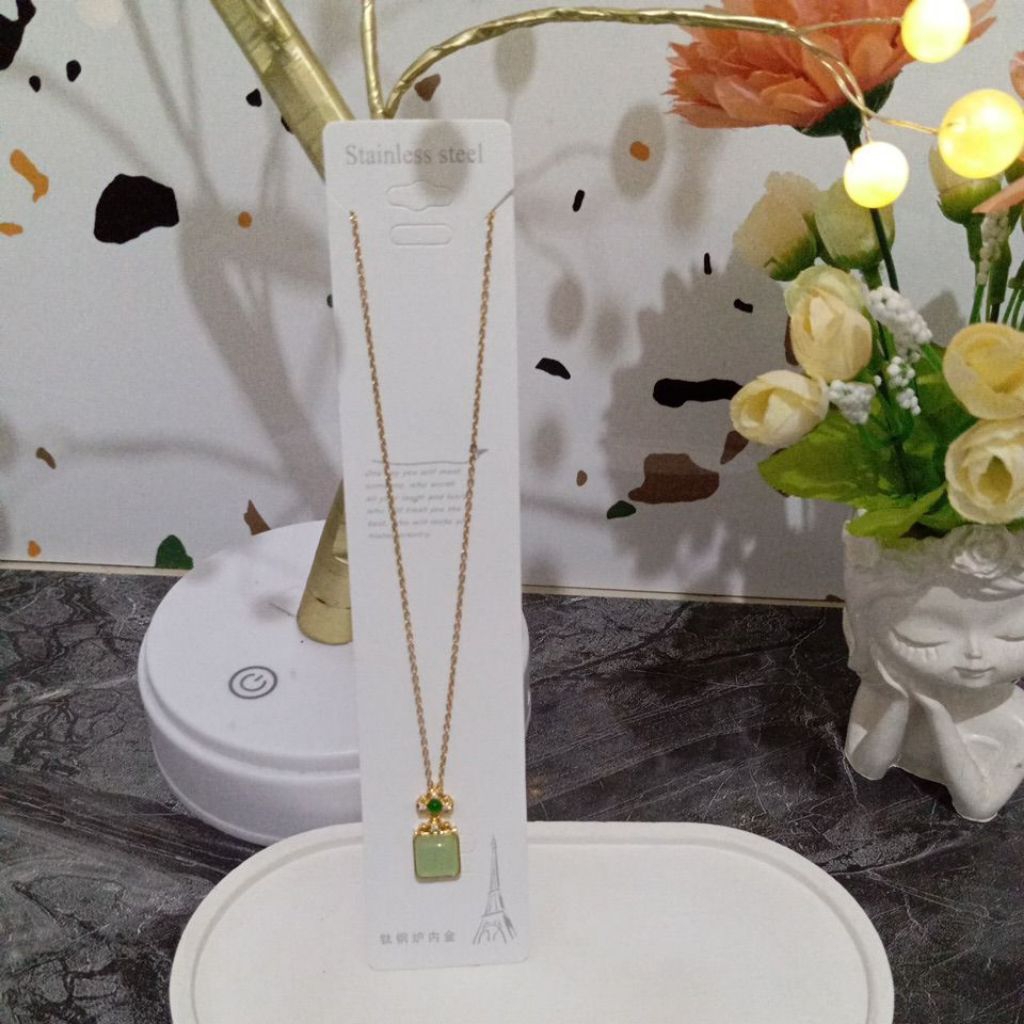 Kalung liontin batu hijau mata blink blink