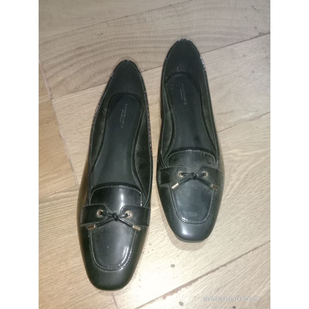 Sepatu Flat ORI Merk Essentials