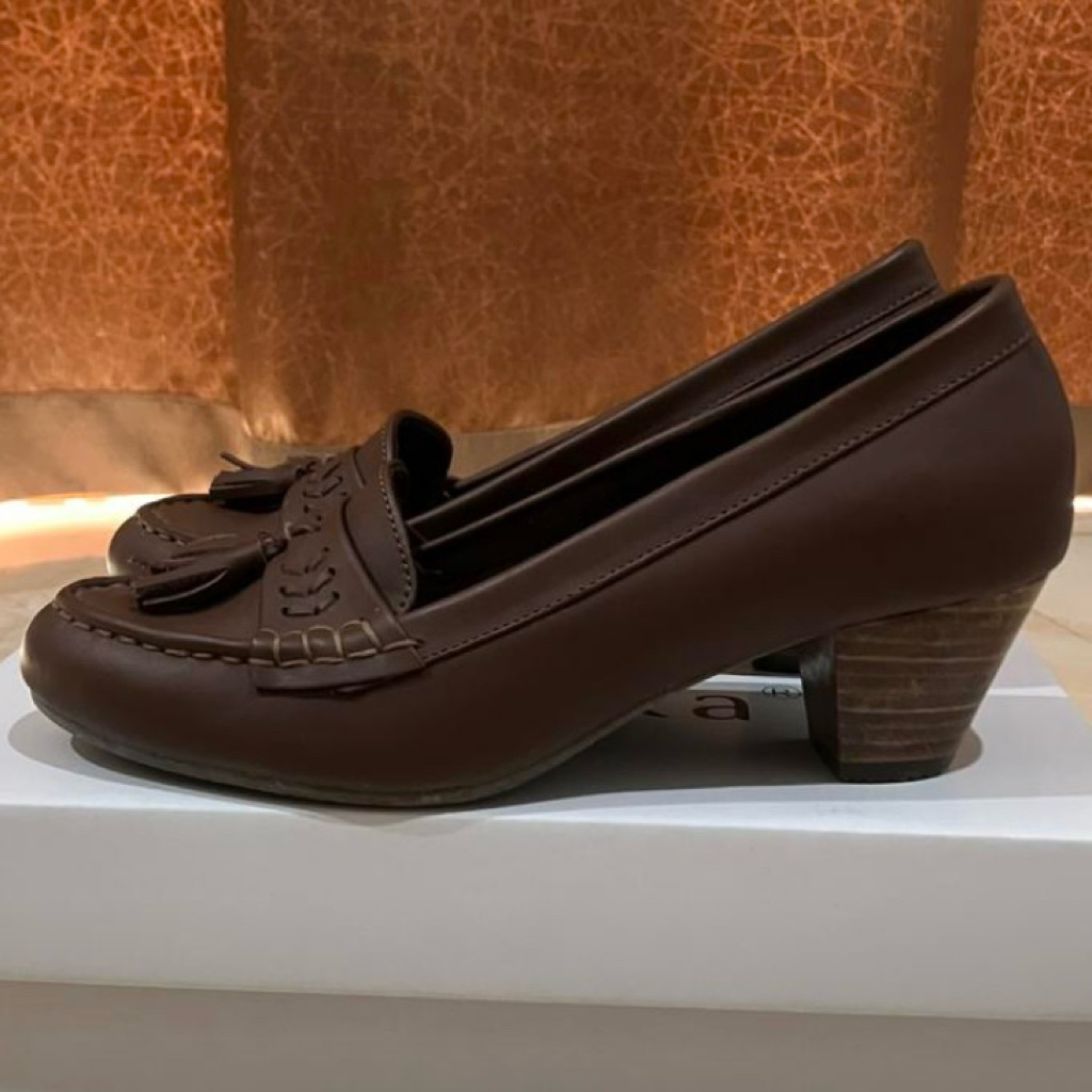 Preloved sepatu kerja heels Shoeka Tassel Iratan 5 cm bahan kulit warna cognag