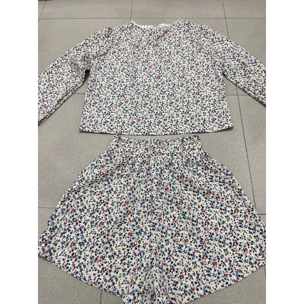 Setelan Outfit Wanita Bunga-bunga: Blouse Lengan Panjang dan Celana Pendek
