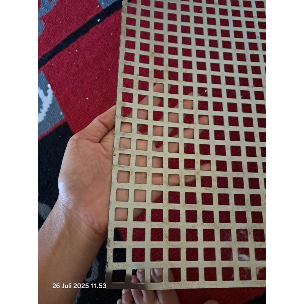 100×100 cm , motif kotak , plat besi lubang 10 mm , tebal 0,8 mm