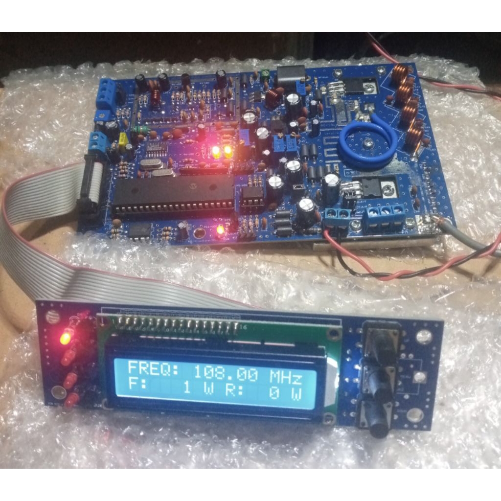 Kit Pemancar FM/Transmitter FM PLL V-2,50 Broadband Full Control LCD Out Power RF 5 WattAda Tampilan