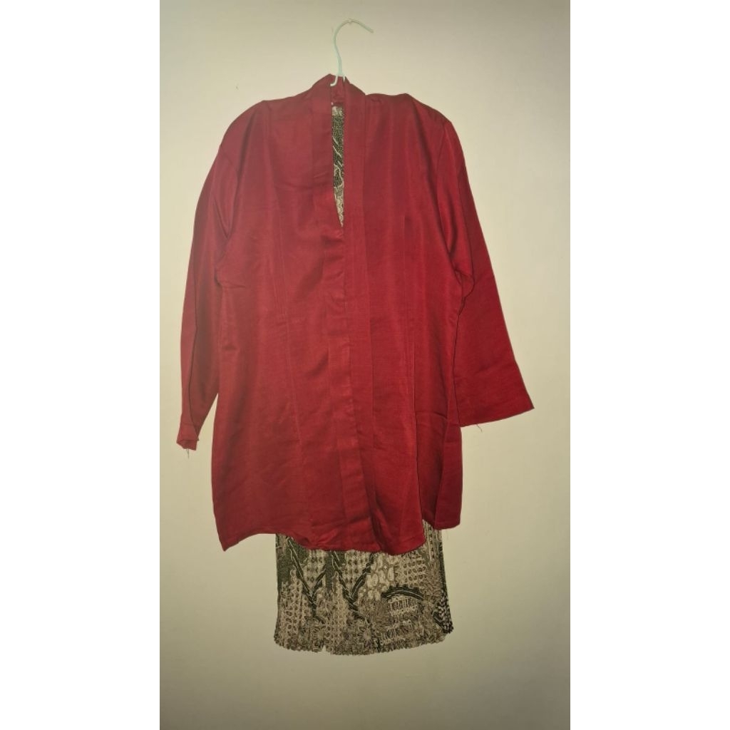 KEBAYA MERAH MAROON DAN ROK BATIK