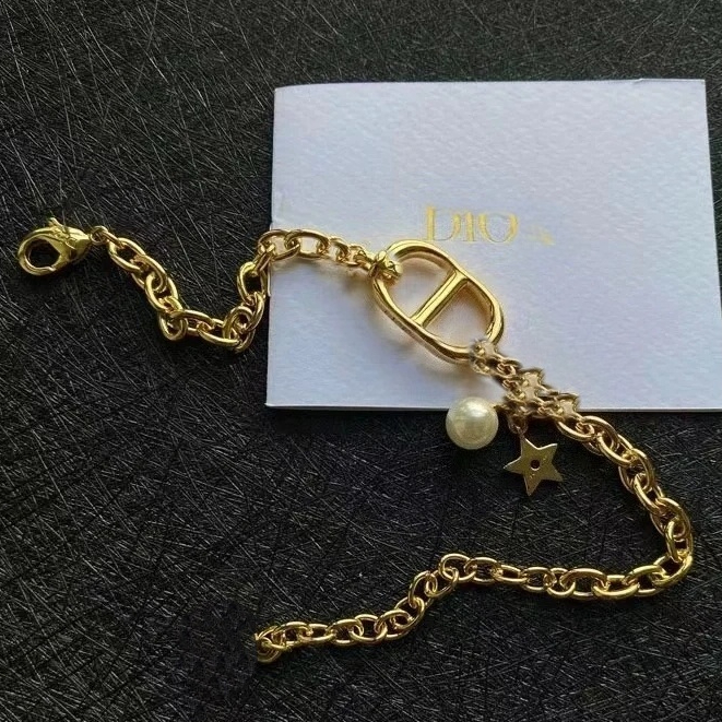 gelang titanium steel dengan huruf CD warna emas gaya Eropa-Amerika sederhana, yang tidak mudah puda