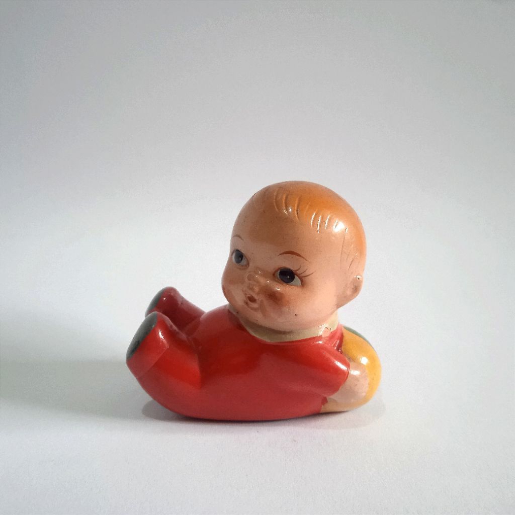 

Antik Rautan Pensil Lama Bahan Terakota/Tanah Liat Motif Anak Baju Merah Main Bola Utuh