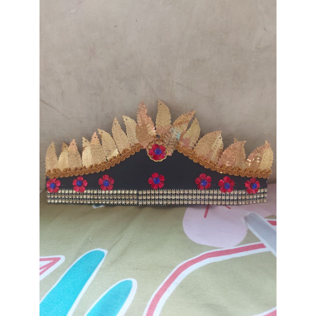 Mahkota manik merah daun emas