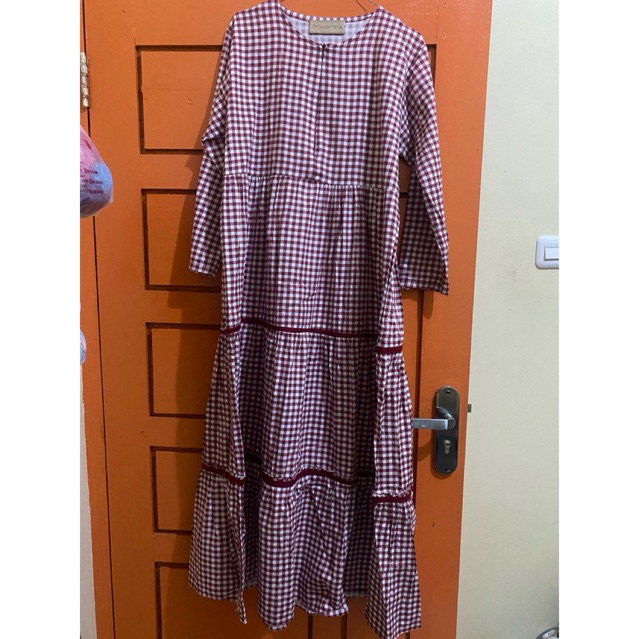 gamis merah kotak putih