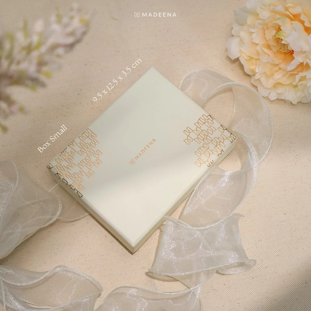 

Kotak kado gift hard box aesthetic ulang tahun by MadinaQuran