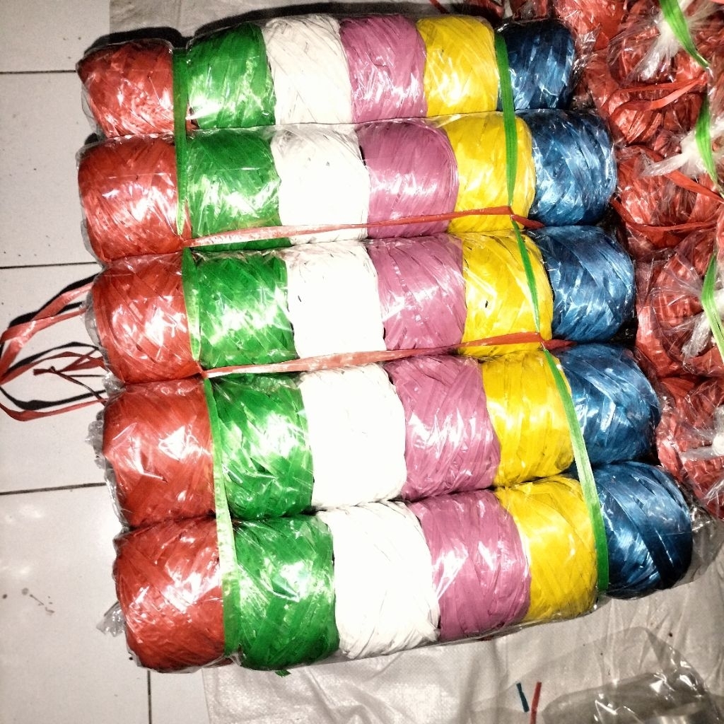 

tali rafia ecer1000 warna warni isi 60 pcs warna cerah glowing
