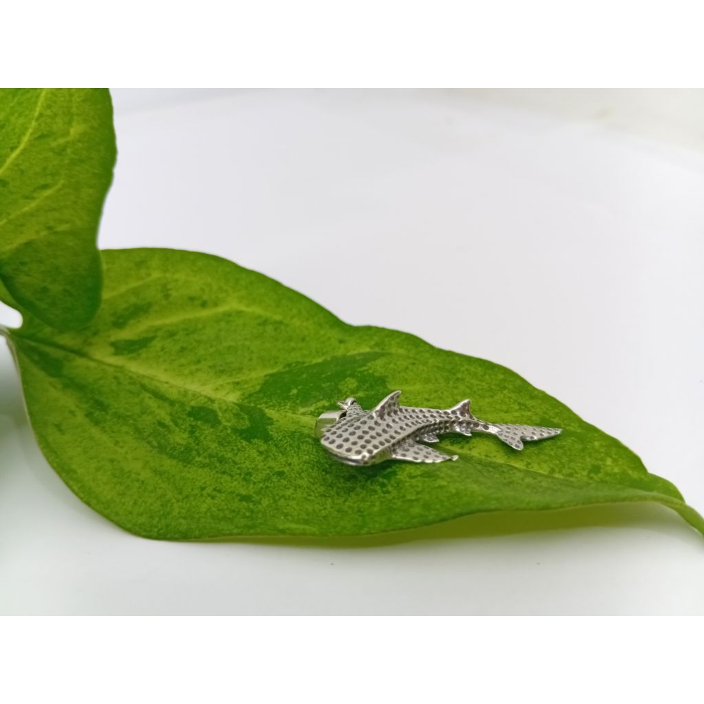 liontin perak motif ikan paus